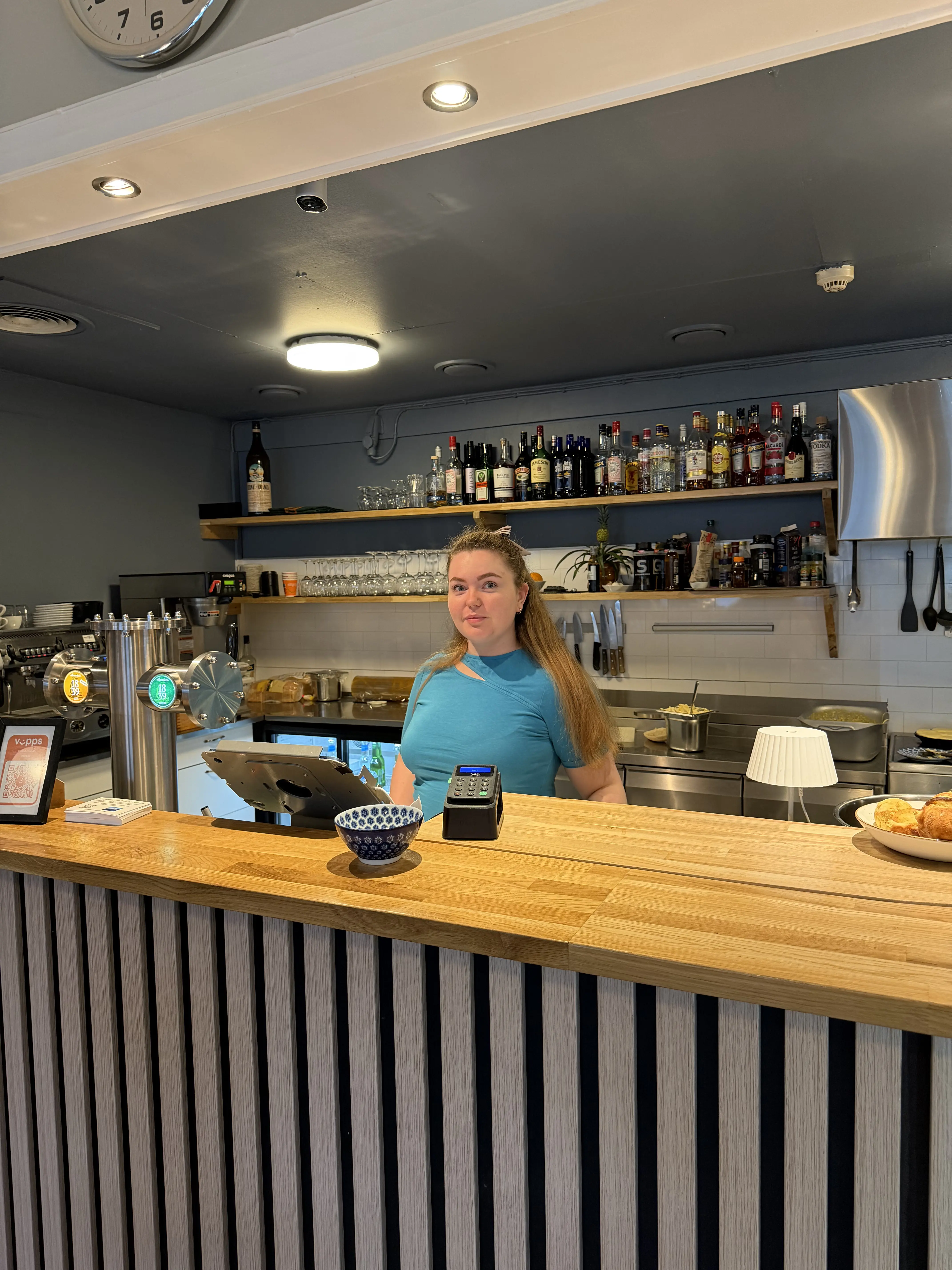 Servering og bakst på Strand Café