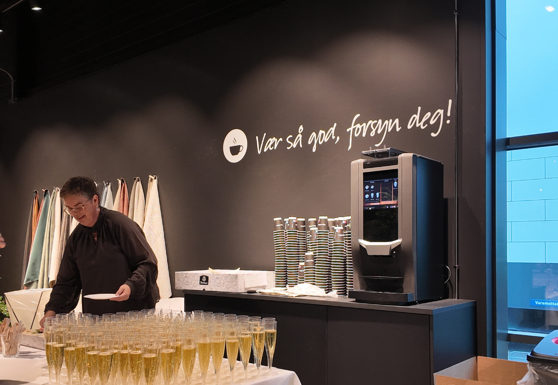 Kaffebenk med kaffemaskin og beger hos Fagmøbler
